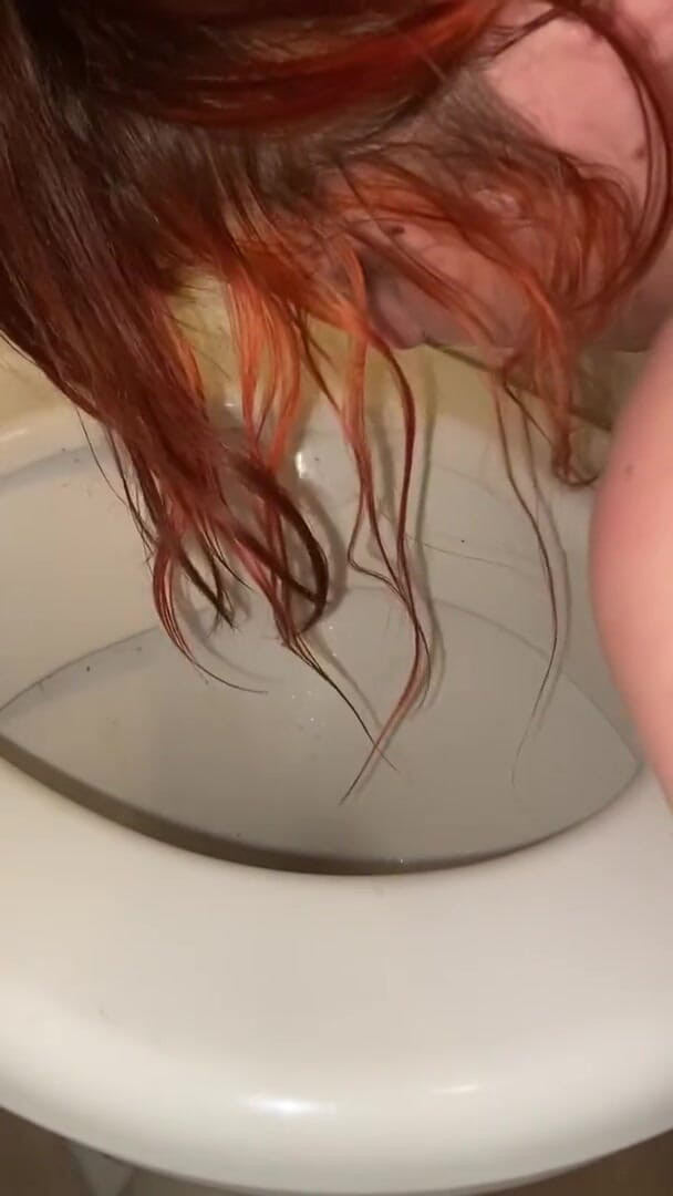 Elena917: Pissing and cleaning the toilet with my tongue