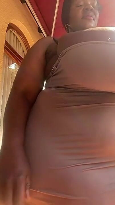 Legendary Booty Overdose: Murzynka SSBBW MILF przyłapana na masturbacji na świeżym powietrzu