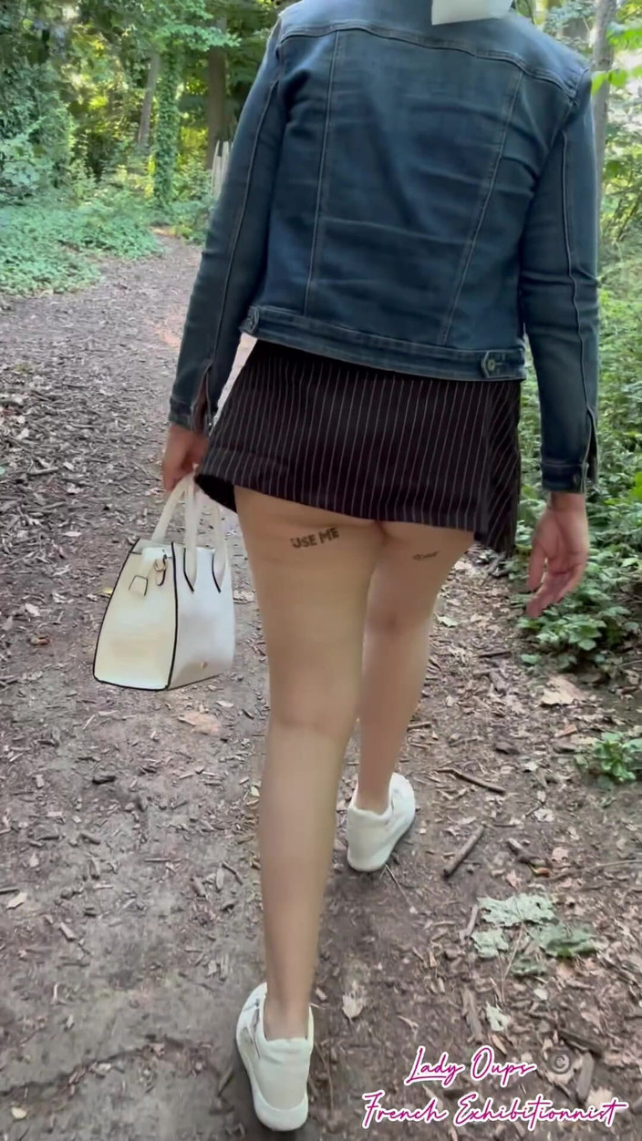 Lady Oups: Veřejné obnažování s análním kolíkem a obojkem s mikro sukní