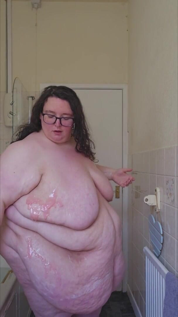 SSBBWLadyBrads: Жиробасина в ванной, сливки на животе