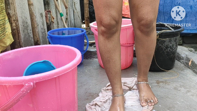 Anita yadav: Indická manželka v domácnosti ukazuje nahé koupání