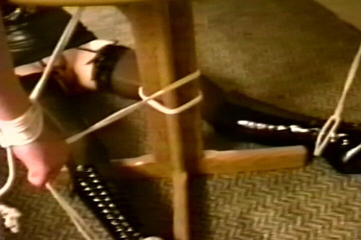 NM fetish femdom videos by Princess Nikki Cruel: 两个女同性恋小妞准备玩