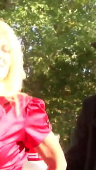 与布里奇特李的跨人种视频与两个挑衅的胸部的熟女疯狂操逼，与大黑鸡巴一起享受