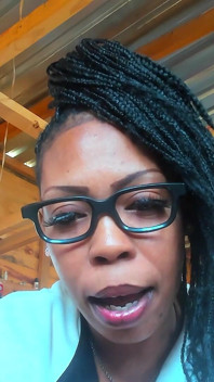 Jeu de rôle, une sexologue aide son client à se branler pour dépasser sa dépendance au gros cul...