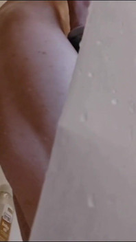 Marido montando un enorme consolador en la ducha