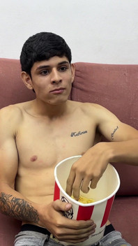 Amico arrapato ha messo il suo cazzo ricco dentro le patatine per la sua sexy amica latina. Finisce in un vero sesso fatto in casa