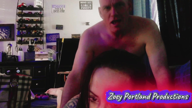 Zoey Portland: Trong khi chồng đi vắng vợ sẽ nhận được con cu cứng