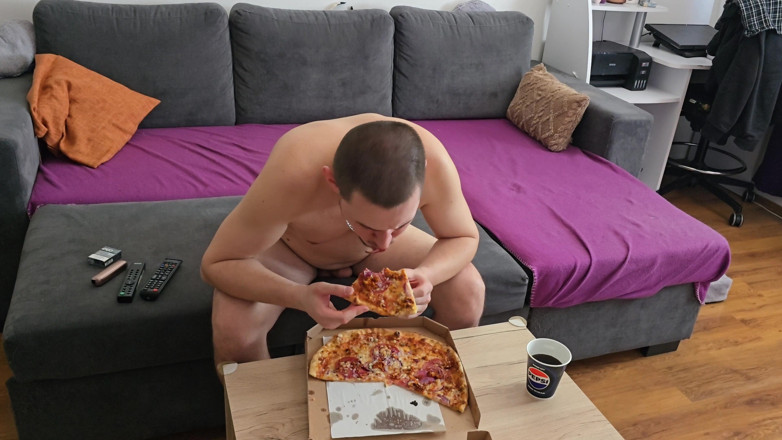 Fap_man93: Jezení pizzy a sledování televize úplně nahá