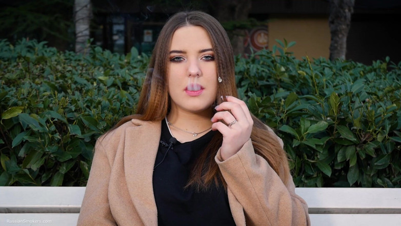 Russian Smokers: Ruská dívka tráví polední přestávku kouřením 1 cigs
