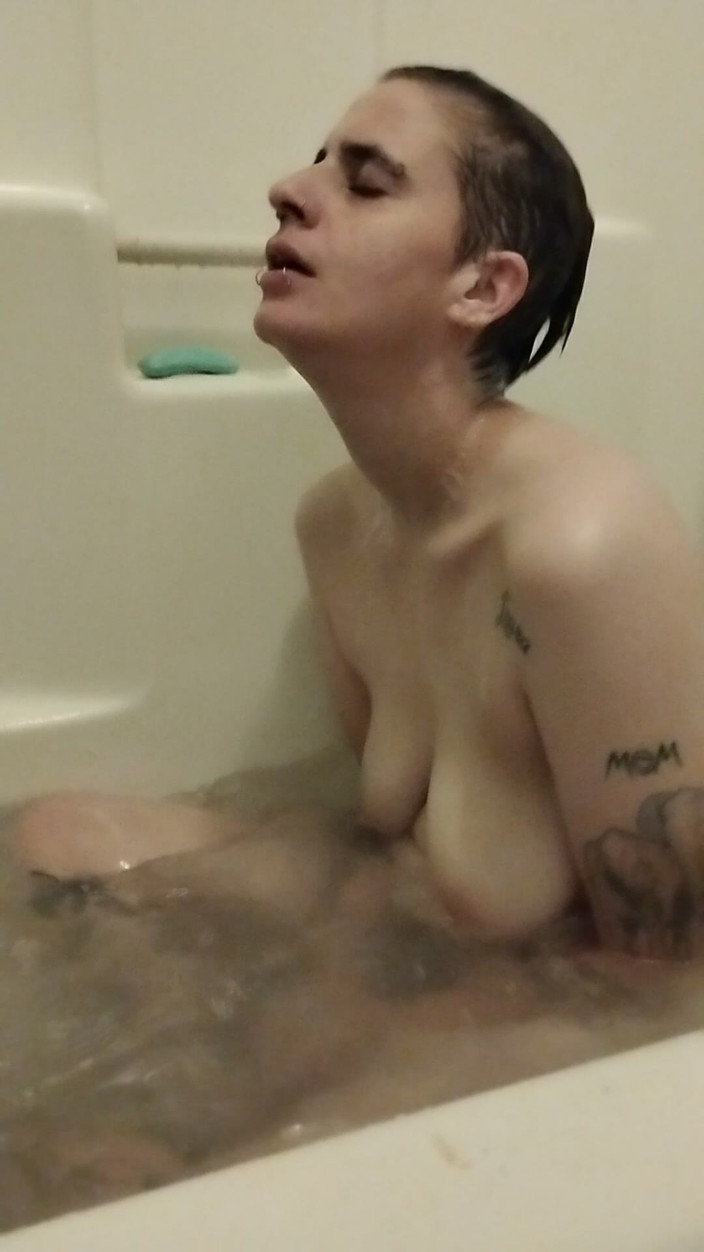 Abby Anna: Подпрыгивание сисечками в водяных шлепках