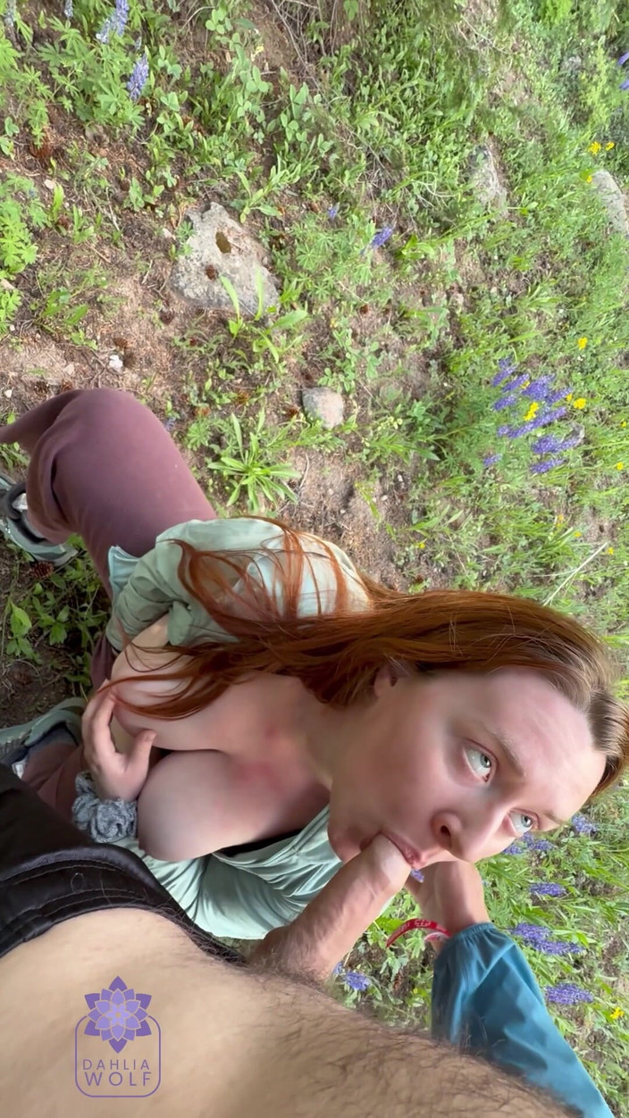 Dahlia Wolf: Elle manque de se faire prendre - un couple sexy fait...