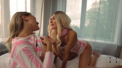 Merida Sat: Två vackra lesbiska slickar varandra försiktigt