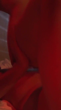 Blonde MILf nimmt dicken schwanz tief in den arsch