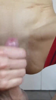 Une MILF obtient des orgasmes éjaculants avec une bite charnue dans le cul