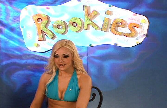 Perfect Porno: Rookie bystiga blonda porrstjärna första porrfilm