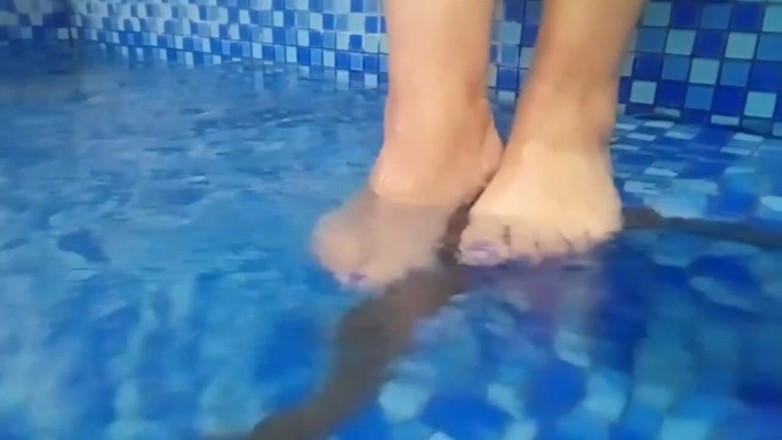 Dream Factory: Foot fetish in pool