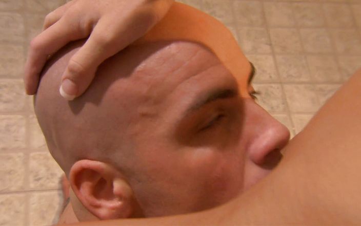 My Porn King: Хорошенькая крошка получает камшот на лицо в ванной