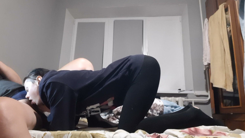 Lesbian-illusion: Ich komme schnell in ihren mund, aber sie hört nicht...