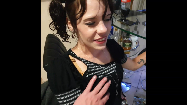 domslutfucker: Puta Flaca En Vestido Corto Fumando Mostrando Su Coño