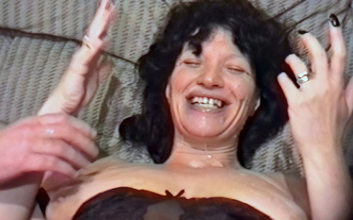 Kims amateurs: Due ragazzi sborrano sul viso di kim allo stesso tempo