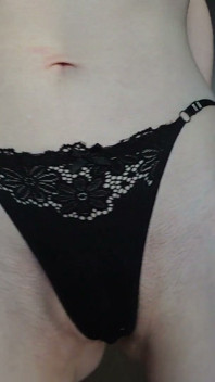 Cur în tanga, strângându-l și lovindu-l