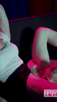 Trans Alice Ivy leva sua colega de quarto para um clube de sexo