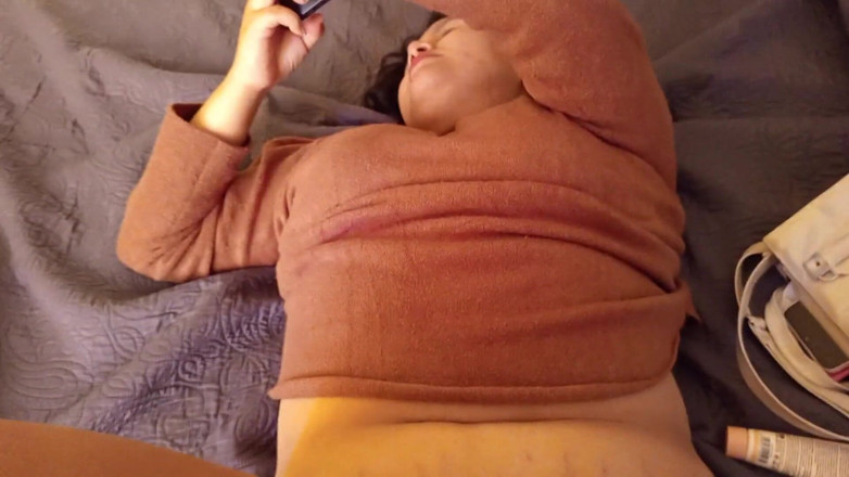 Moo DBOXXX: Moja przyjaciółka ze wsi rozmawia ze swoim chłopakiem, podczas gdy...