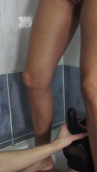 Doble Blondies en nylon esclavo cara consolador mear follando
