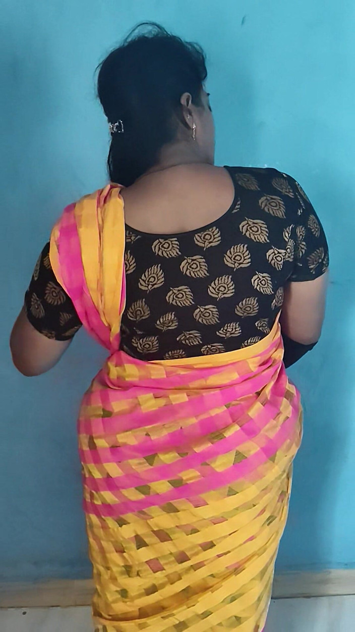 Tamil lesbian: India vestida con gran culo y tetas