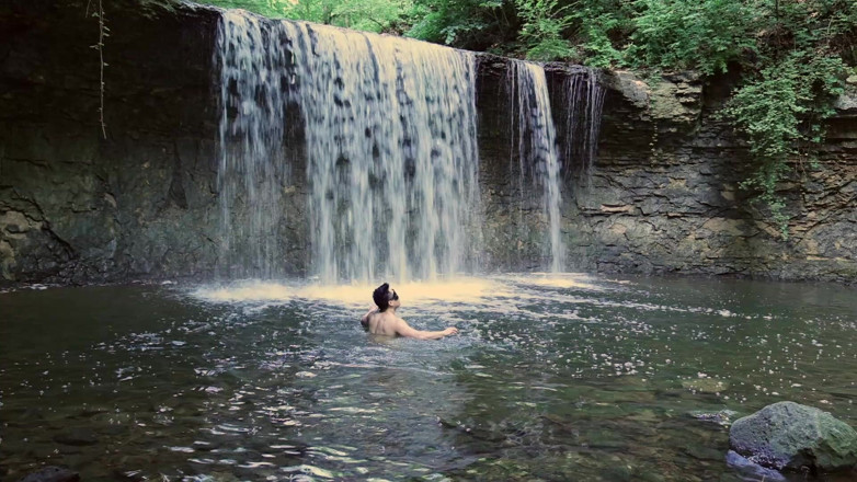 Barenakedmuscles: Muskulöses asiatisches Brocken biegt sich im Speedo vom Wasserfall - Enger...