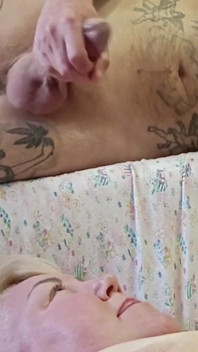 Mi masturbo il cazzo e sborro nella bocca della mia ragazza