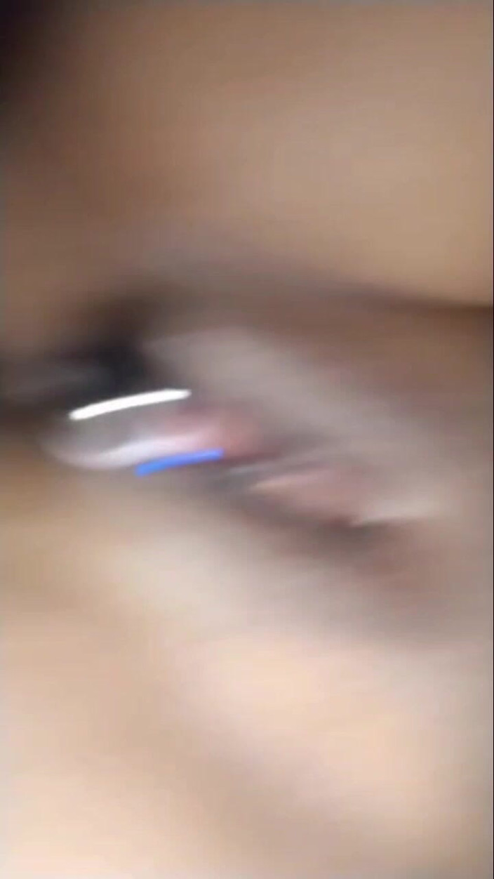 Anglel_Mio: Vibratör kullanarak ve parmaklıyor azgın dölüm. Tatlı meme uçlarını ve...