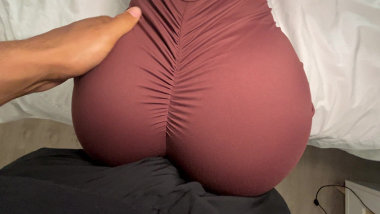 Levi Solen: Glute Flexing - teman sekamar yang becek