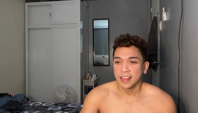 Rent a gay productions: Twink filipino baila desnudo en su habitación