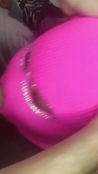 欲求不満の妻は、次々と搾乳する私たちの2つのコックをしゃぶり、彼女の食べ物に私たちの精液を求めました。