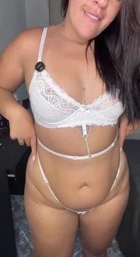 상상력을 좋아하는 장난꾸러기 손님의 페티시를 제공한다