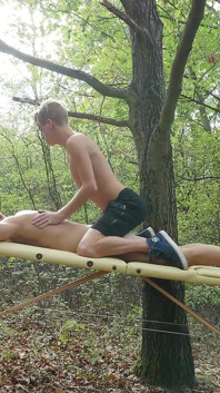 Alan leżał nago na stole do masażu, podczas gdy Vadim usiadł okrakiem na niego i pracował żel do masażu w jego muskularne ramiona