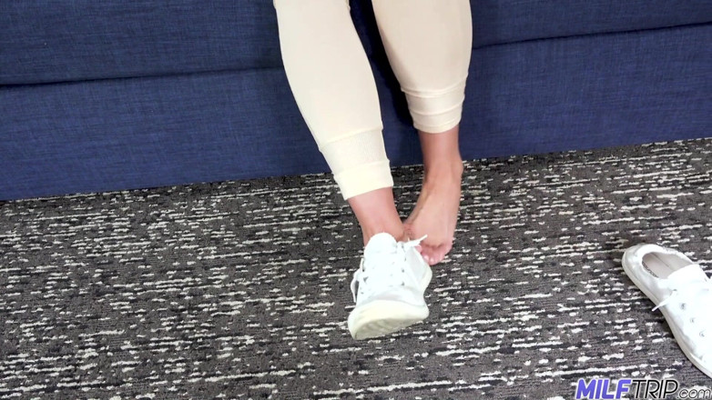 MILF Trip: Mamă sexy blondă țâțoasă Rachael Cavalli futută