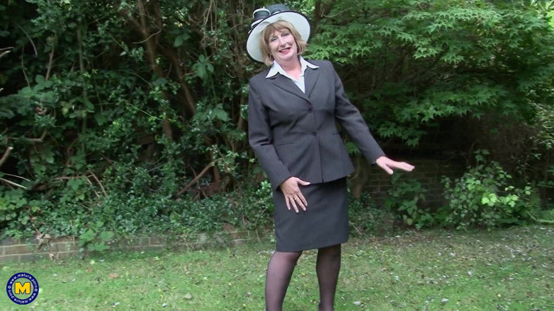 Mature Solo NL: Blauwe vibrator op deze rijpe clit is zo perfect
