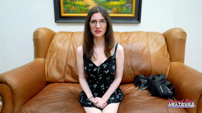 Brand New Amateurs: Parte 1 de 2 milf sumisa se desnuda para la cámara chupa...