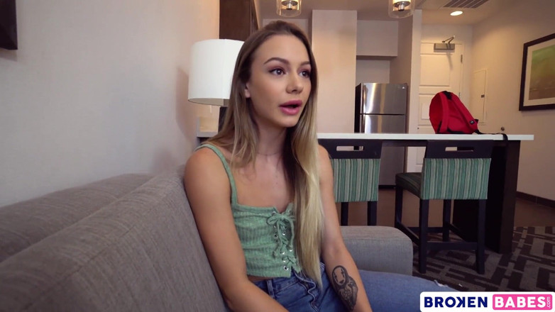 Broken babes: Fiica vitregă Naomi Swann vrea ca tatăl vitreg să-i ofere...