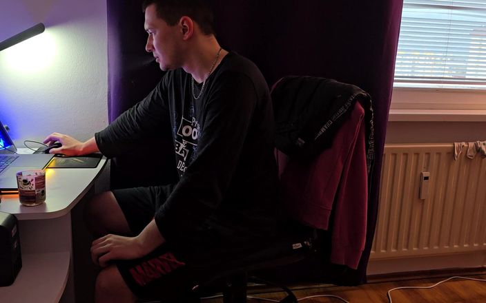 Fap_man93: Ранковий оргазм перед тим, як піти на роботу, щоб зробити мій день кращим - великий камшот на підлозі
