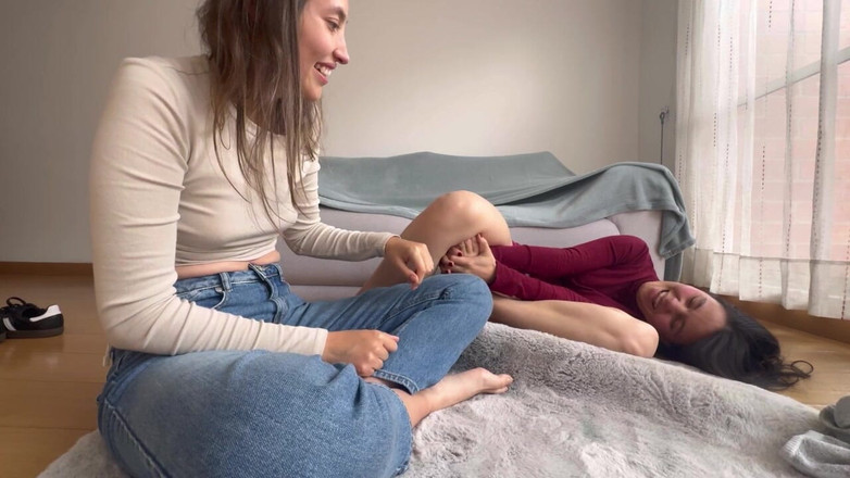 scarlettandc: Fetiche Gigante E Lésbicas Fazendo Cócegas