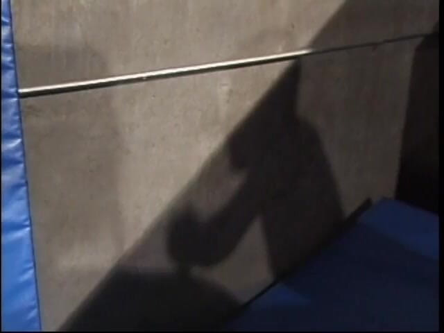 Bi All Means: La piccola ragazza asiatica con lo strapon scopa un ragazzo...