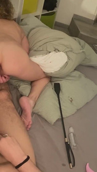 Sottomesso moglie magra arrapata ama essere sculacciata a pecorina, giocando la sua figa come una puttana