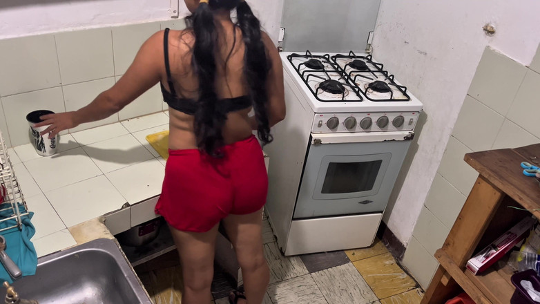 Gilversexy: Я трахаю очень жестко с моим соседом на кухне!