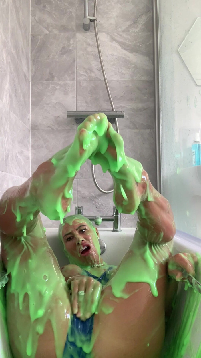 CALLIE ROKS: Gunge în costumul de baie