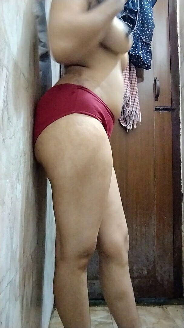 Riyathakur: 热辣的印度女孩观看了朋友继妹裸体的视频