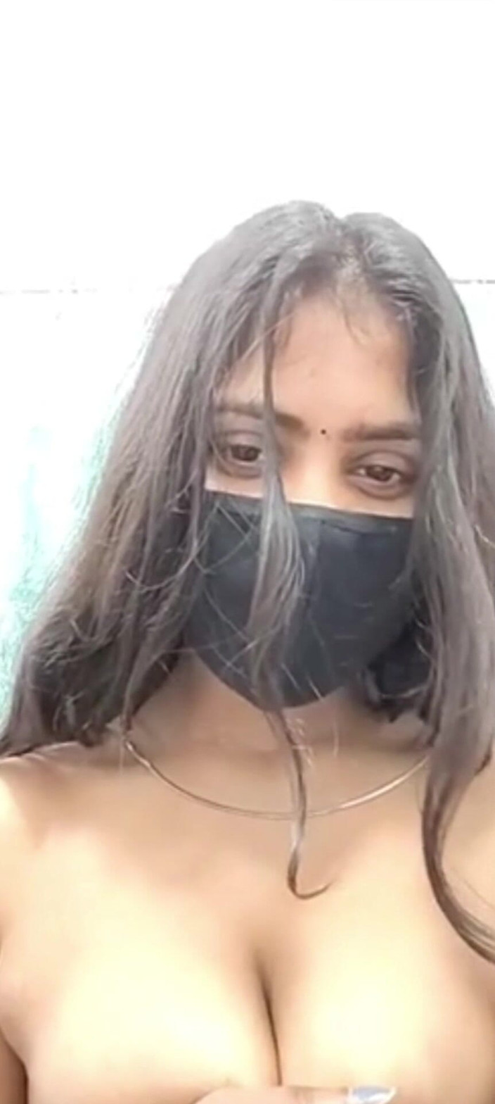 YourSexyWife: Pacar pamer dan menekan payudaranya di panggilan video