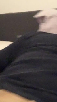 穿着我的卡其色牛仔裤在我的床上撸管并高潮